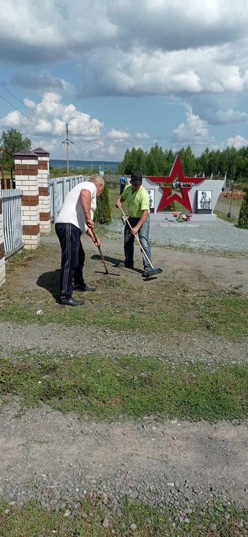 Сегодня члены организации Боевое Братство провели уборку на городском кладбище